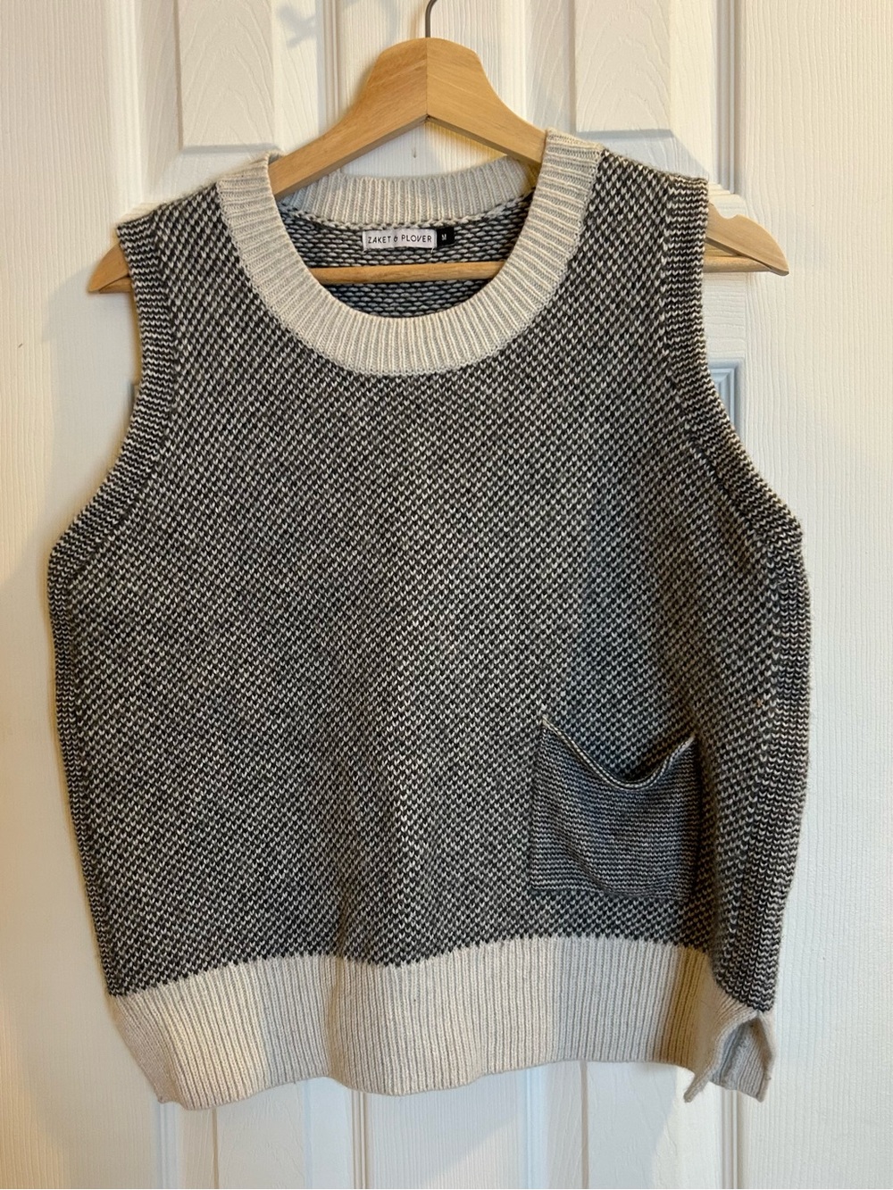 Zacket & Plover Women's Black & Cream Knit Sleeveless Sweater Vest - size med
